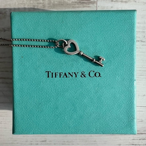RARE find Authentic Tiffany & Co. silver key heart pendant with beaded necklace - Picture 8 of 8